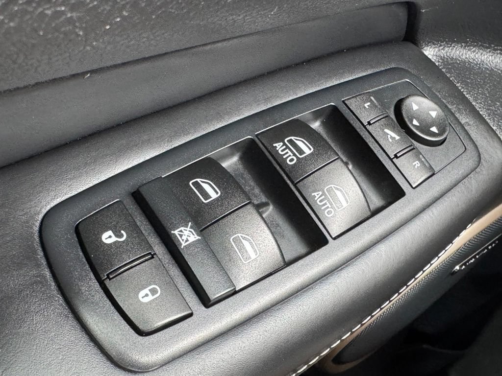 Used 2017 Jeep Grand Cherokee Overland w/ Jeep Active Safety Group AWD/4WD image 27