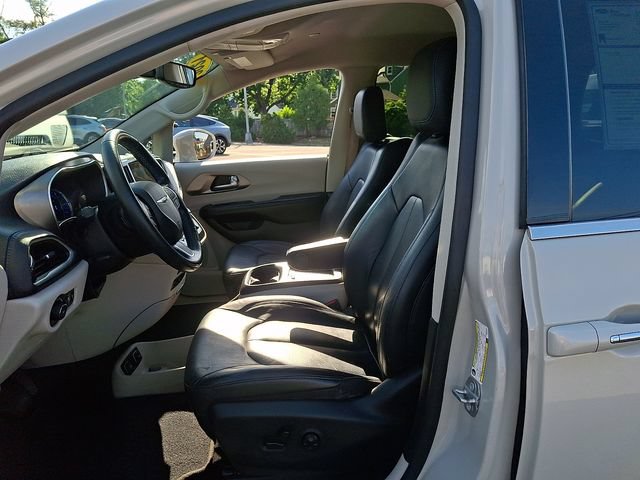 Used 2021 Chrysler Pacifica Touring-L w/ Uconnect Theater Family Group FWD image 13