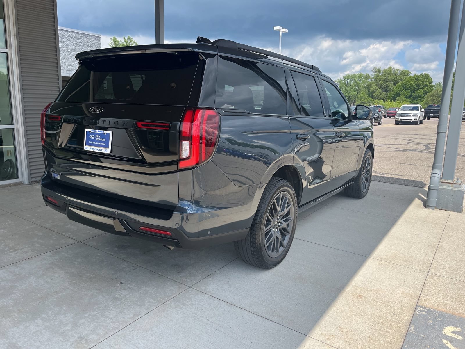 Certified 2025 Ford Expedition Platinum w/ Stealth Performance Package AWD/4WD image 6