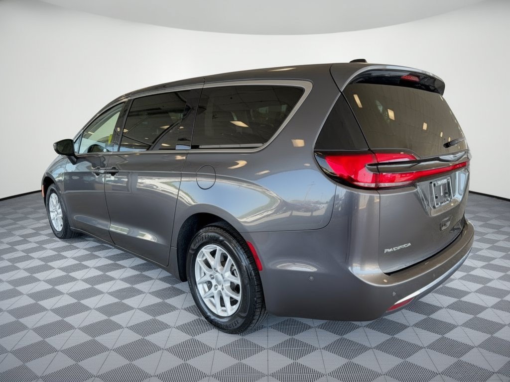 Used 2023 Chrysler Pacifica Touring-L FWD image 3