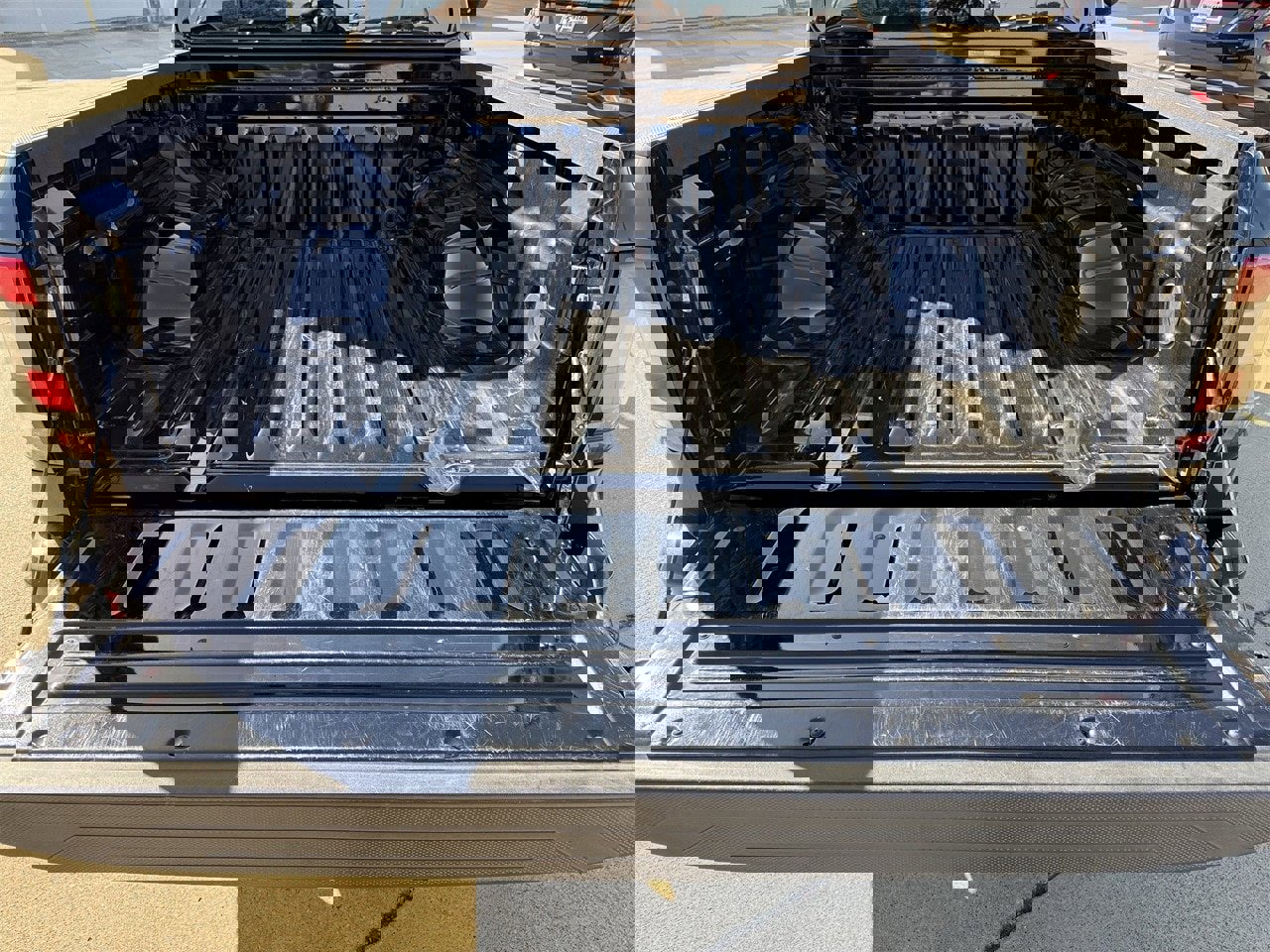 Used 2024 Nissan Frontier SV image 28