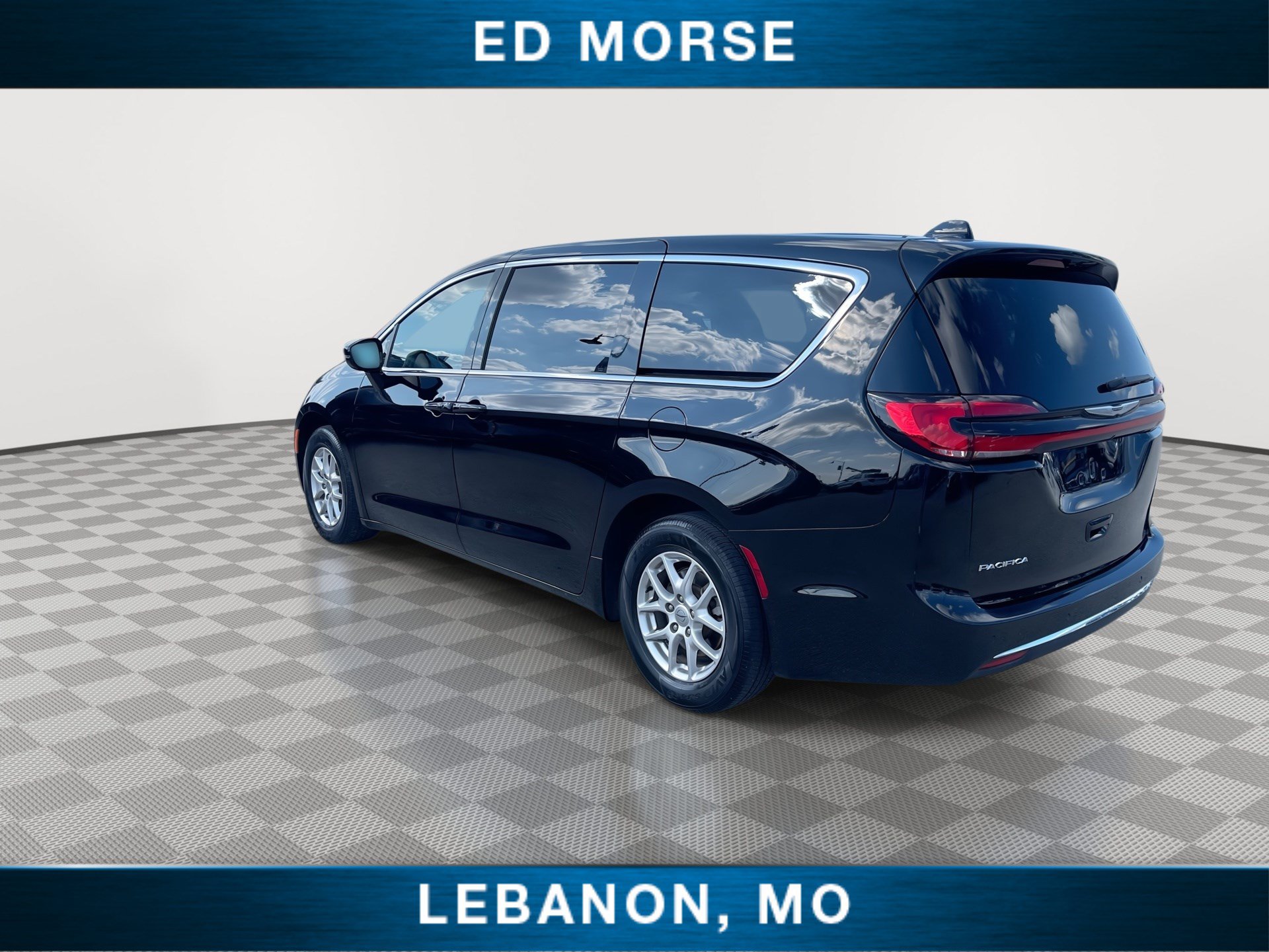 Used 2025 Chrysler Pacifica Select FWD image 6