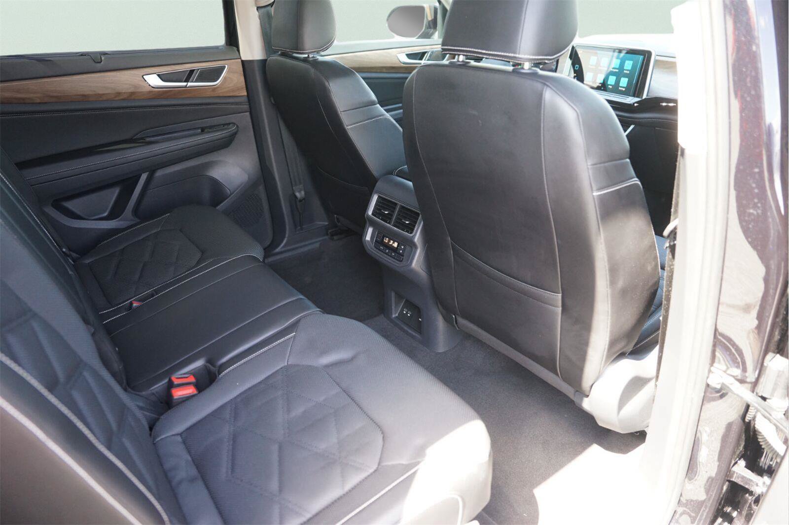Used 2024 Volkswagen Atlas SE FWD image 14
