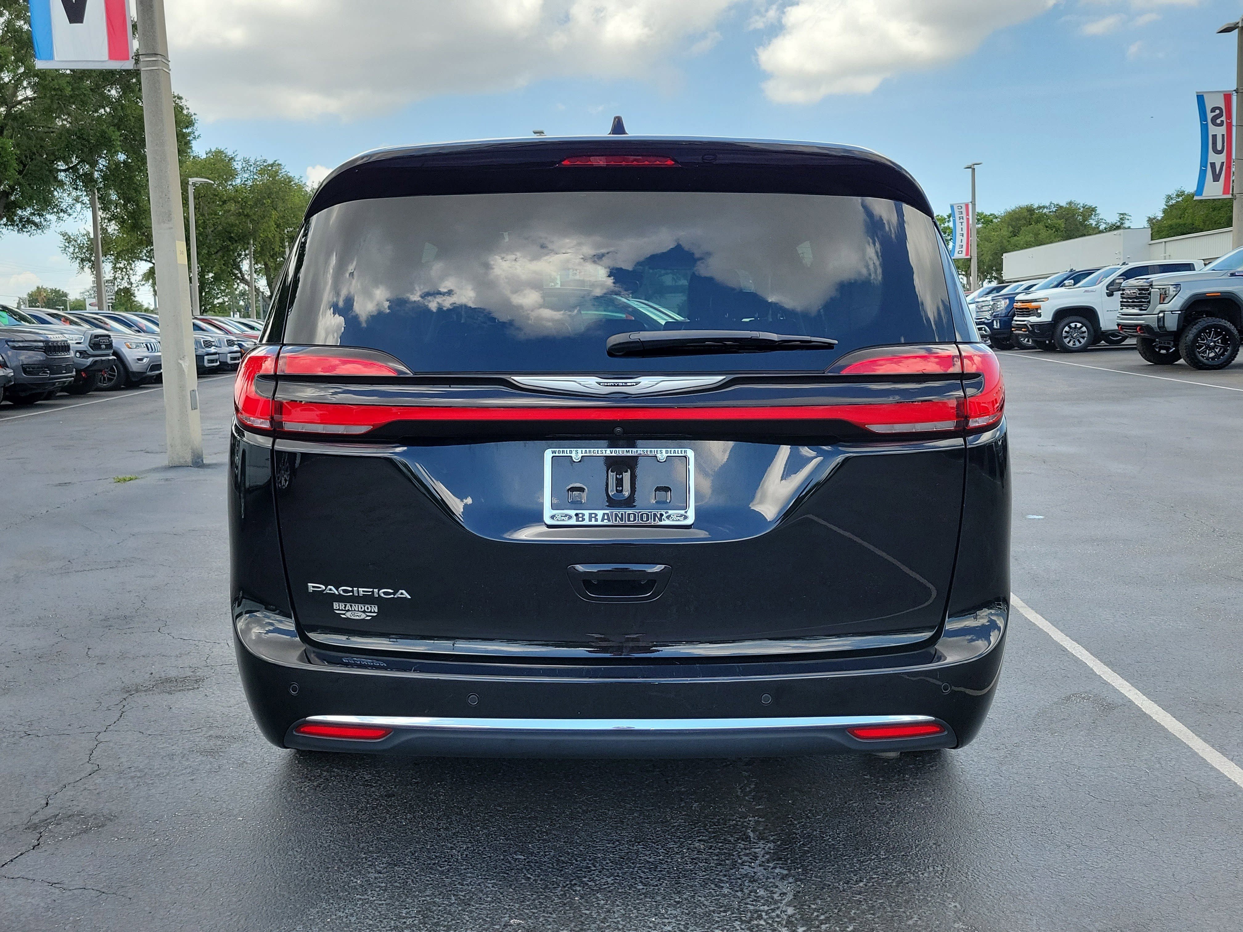 Used 2024 Chrysler Pacifica Touring-L FWD image 8