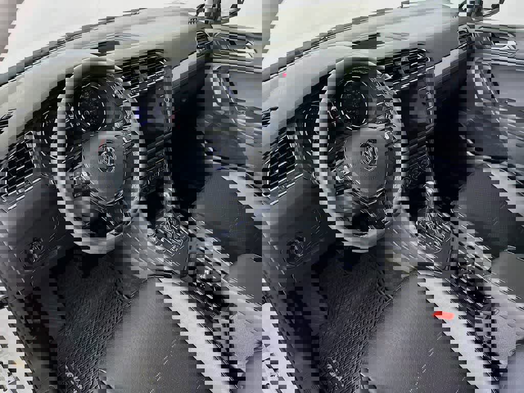 Used 2021 Volkswagen Tiguan SE image 9