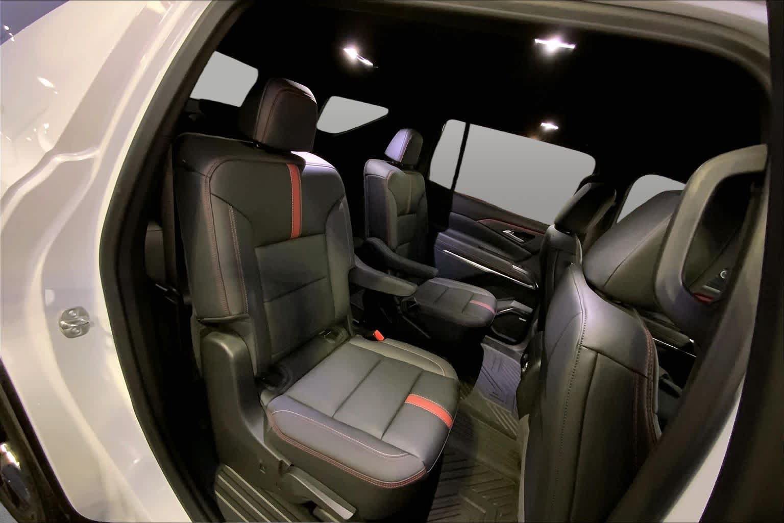 Used 2024 Chevrolet Traverse RS FWD image 17
