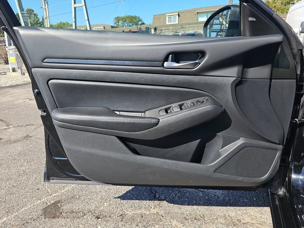 Used 2024 Nissan Altima 2.5 SV FWD image 24