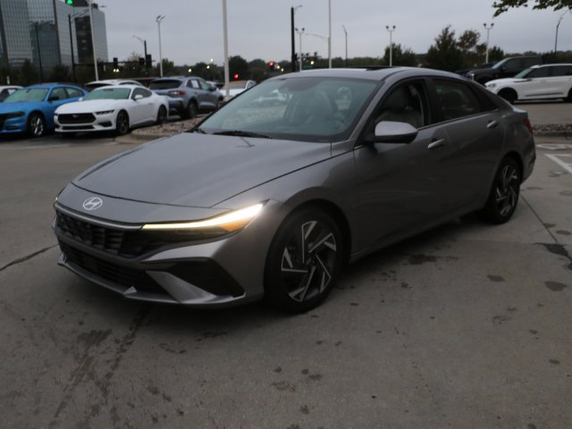 Used 2024 Hyundai Elantra Limited FWD image 3