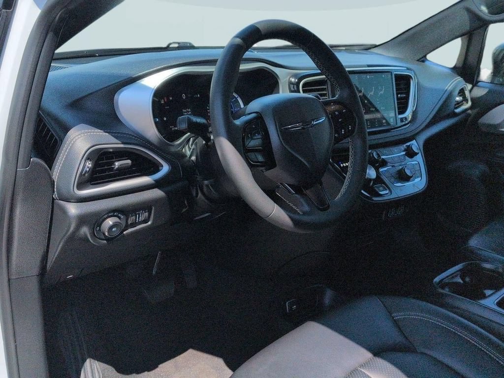 Used 2024 Chrysler Pacifica Limited FWD image 11