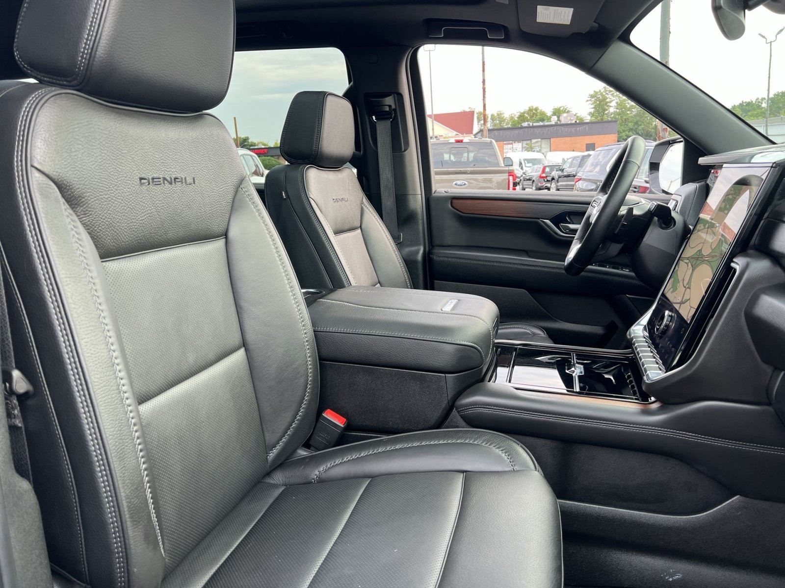 Used 2026 GMC Yukon Denali w/ Sun & Power Step Package AWD/4WD image 28