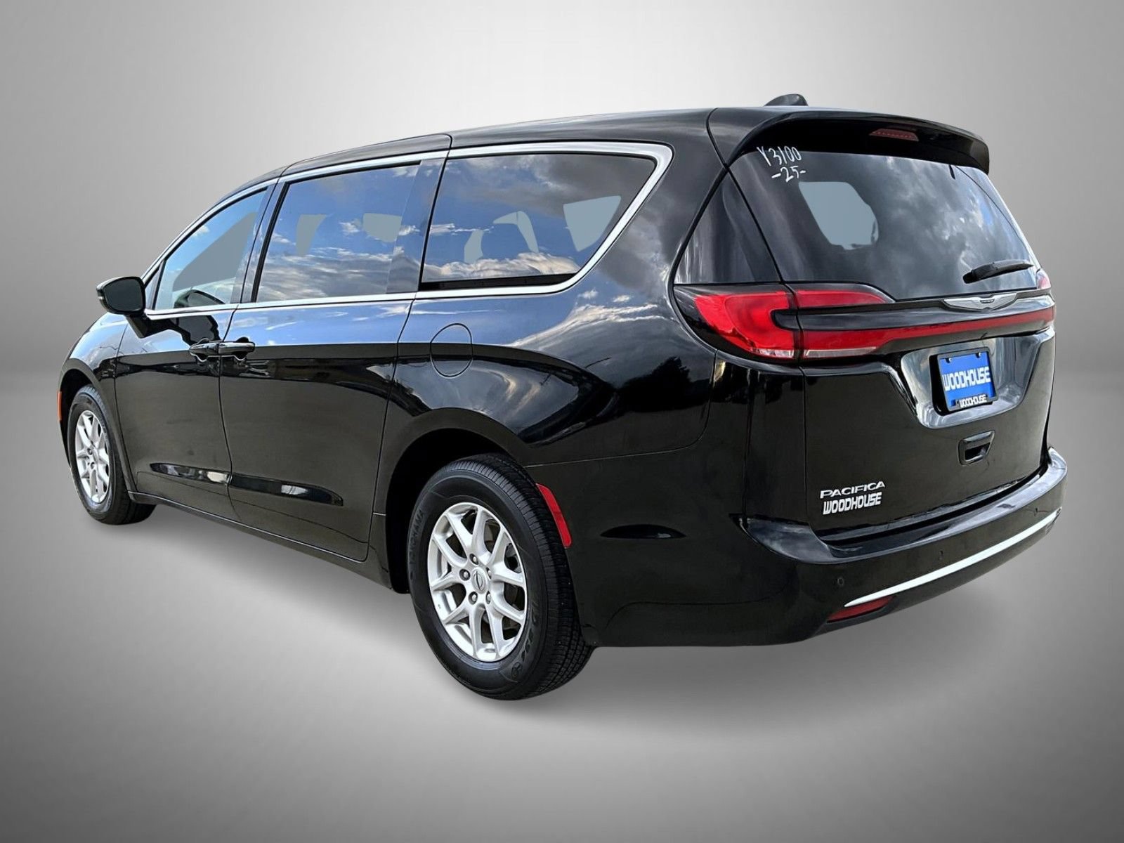 Used 2025 Chrysler Pacifica Select FWD image 7