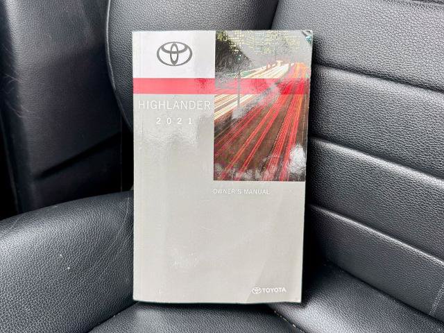 Used 2021 Toyota Highlander XLE AWD/4WD image 30