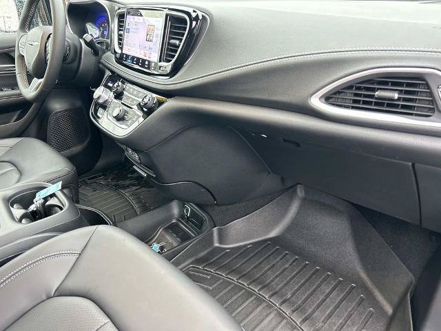 Used 2025 Chrysler Pacifica Select FWD image 19