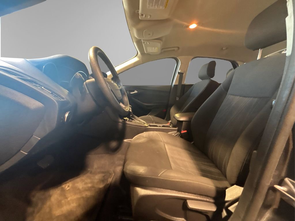 Certified 2018 Ford Focus SE w/ SE Appearance Package FWD image 9