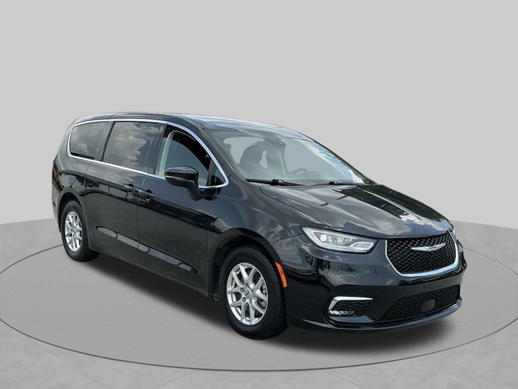 Used 2023 Chrysler Pacifica Touring-L FWD image 15
