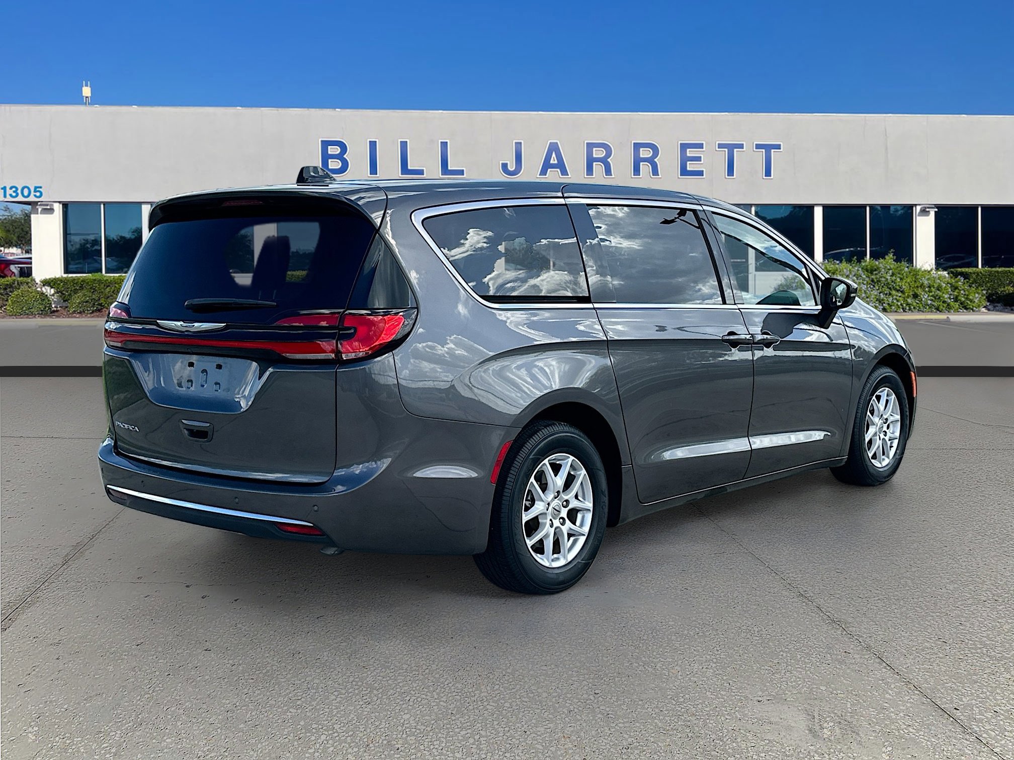 Used 2023 Chrysler Pacifica Touring-L image 5