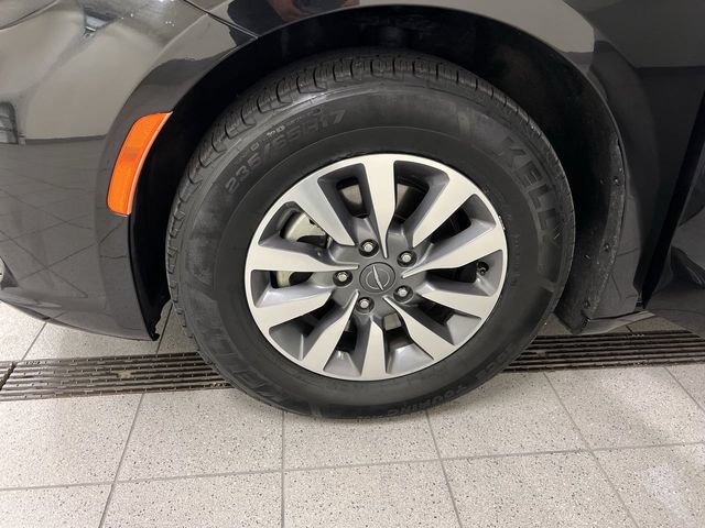 Used 2024 Chrysler Pacifica Limited FWD image 11