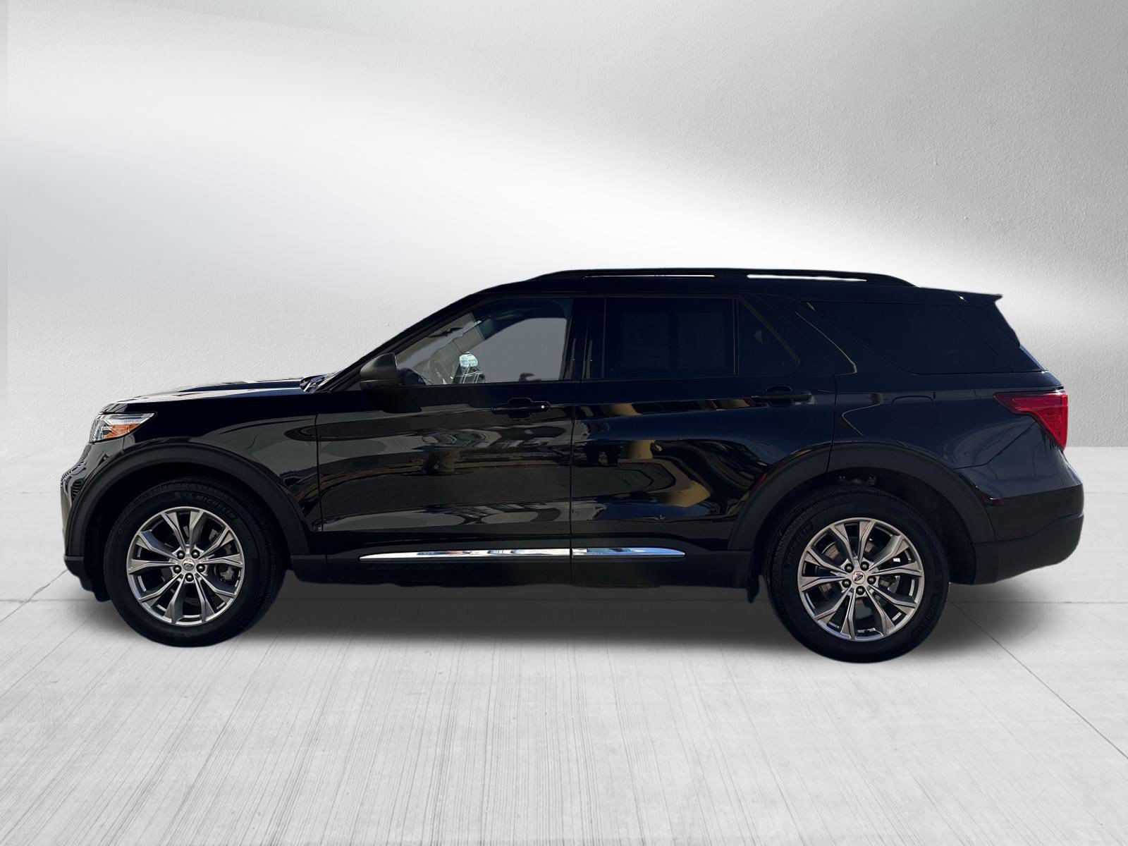Certified 2023 Ford Explorer XLT w/ Equipment Group 202A AWD/4WD image 4