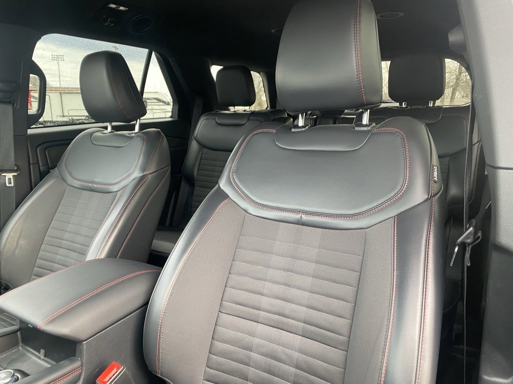 Certified 2025 Ford Explorer ST-Line image 11