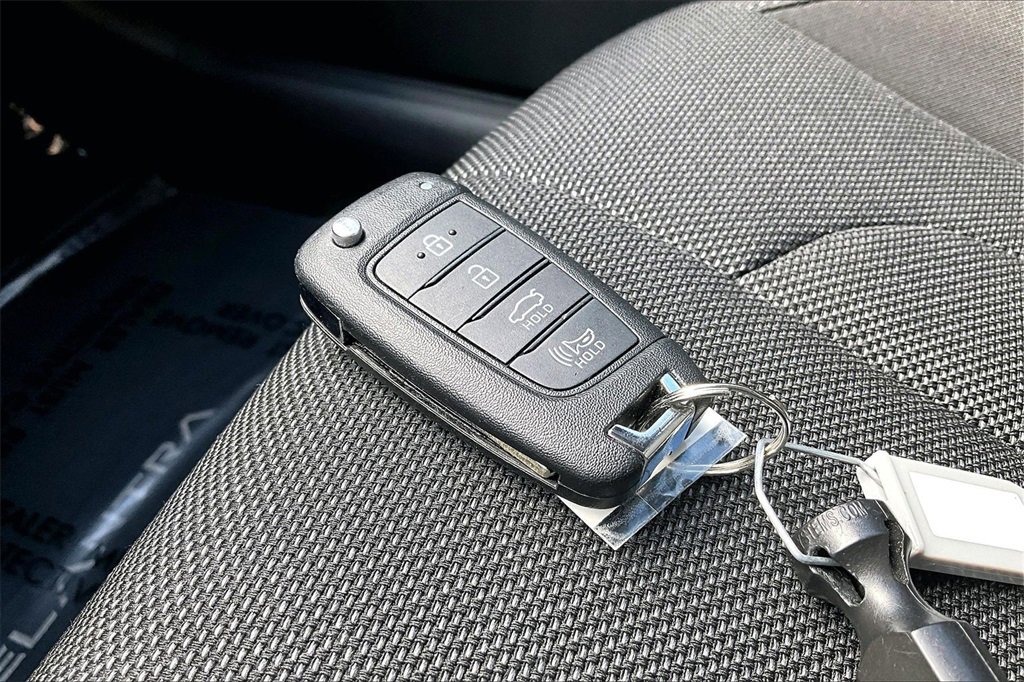 Used 2025 Hyundai Elantra SE w/ Cargo Package image 11