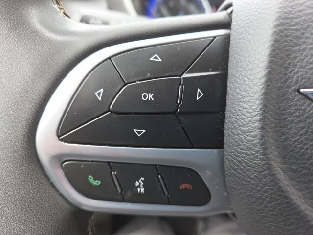 Used 2023 Chrysler Pacifica Touring-L FWD image 42