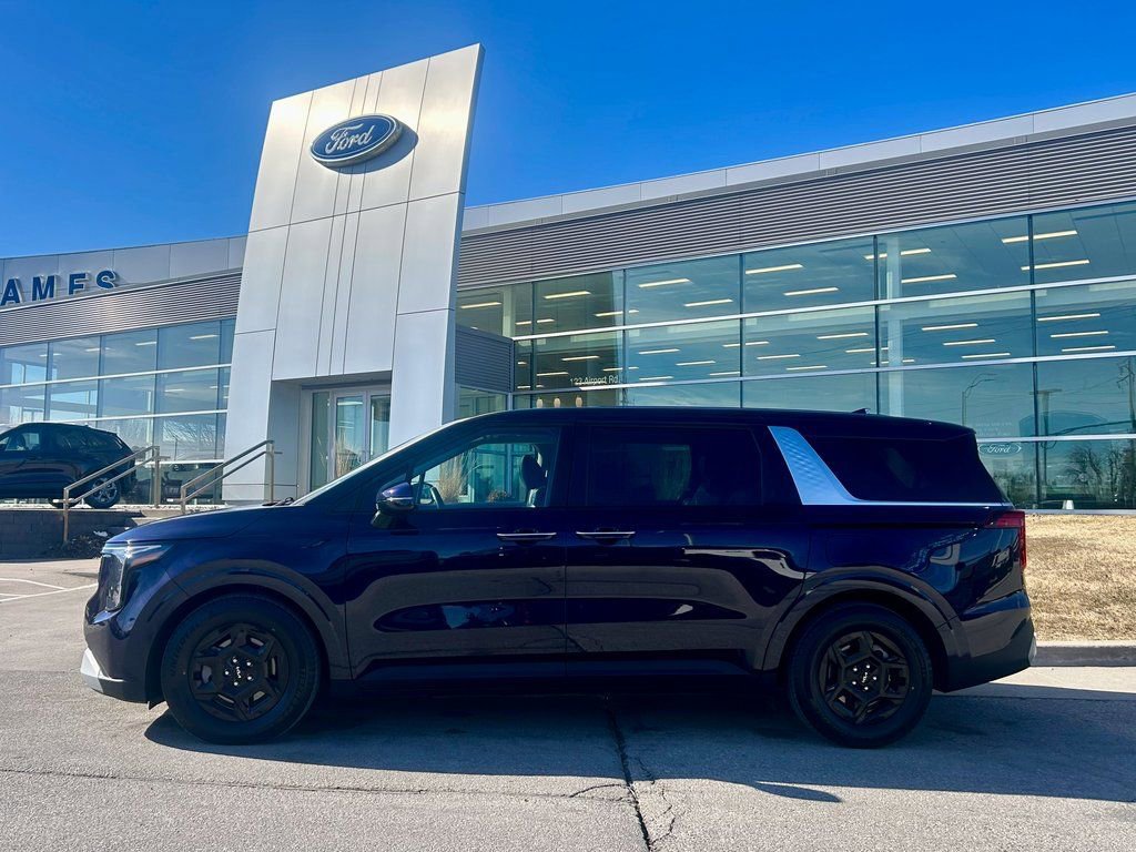 Used 2025 Kia Carnival image 5