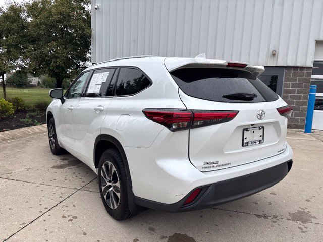 Used 2022 Toyota Highlander XLE AWD/4WD image 10