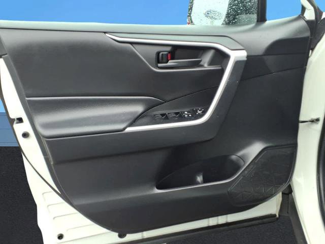 Used 2021 Toyota RAV4 LE AWD/4WD image 19