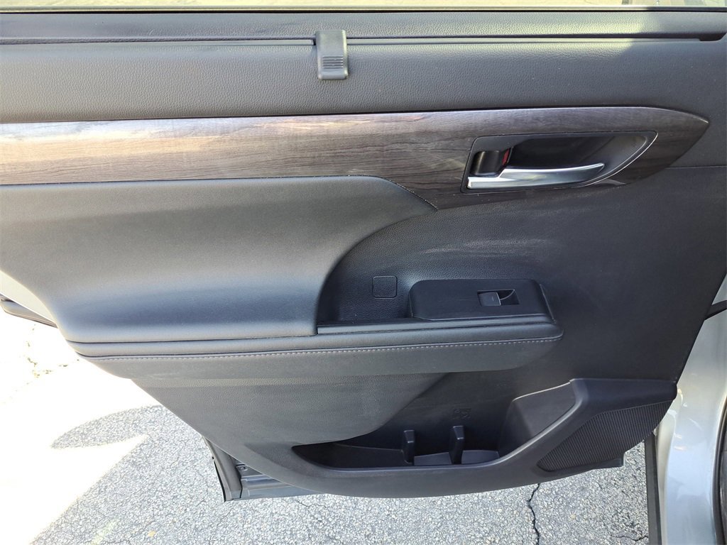Used 2021 Toyota Highlander Limited image 9