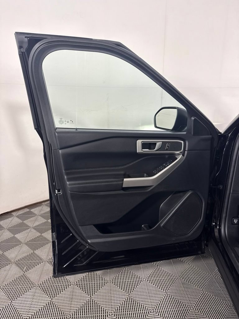 Certified 2023 Ford Explorer XLT w/ Equipment Group 202A AWD/4WD image 15