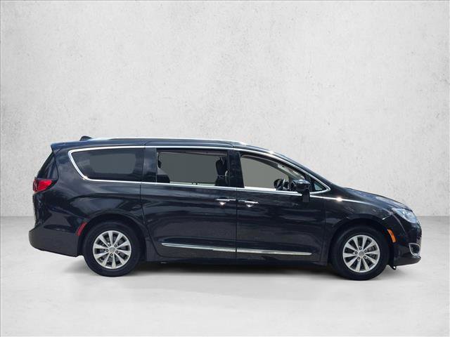Used 2019 Chrysler Pacifica Touring-L FWD image 4
