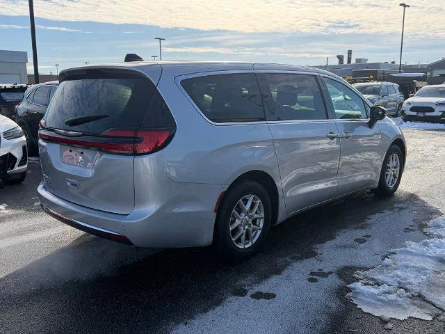 Used 2024 Chrysler Pacifica Touring-L FWD image 9