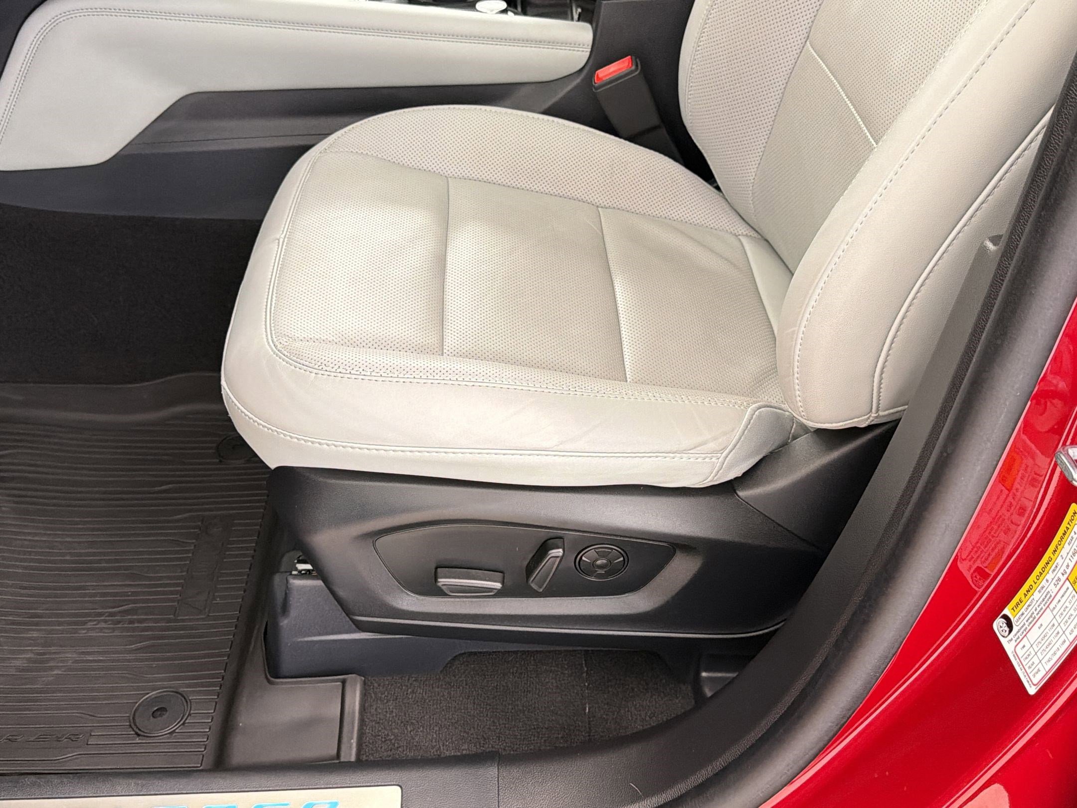 Certified 2025 Ford Explorer Platinum w/ Ultimate Package image 14