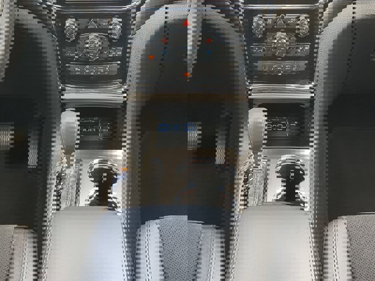 Used 2019 Jeep Grand Cherokee Laredo w/ Laredo X Package image 17