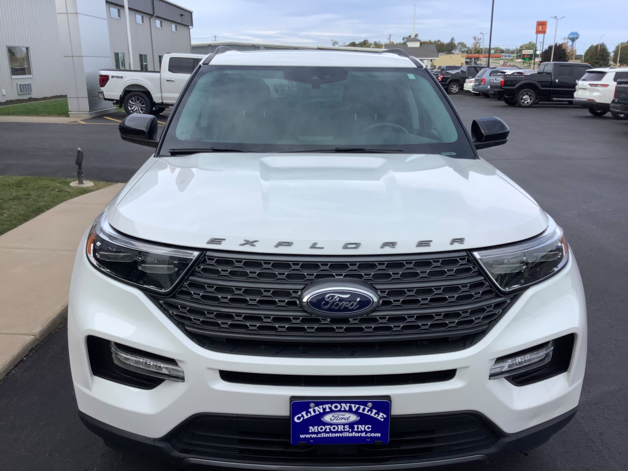 Certified 2024 Ford Explorer XLT w/ Equipment Group 202A AWD/4WD image 3