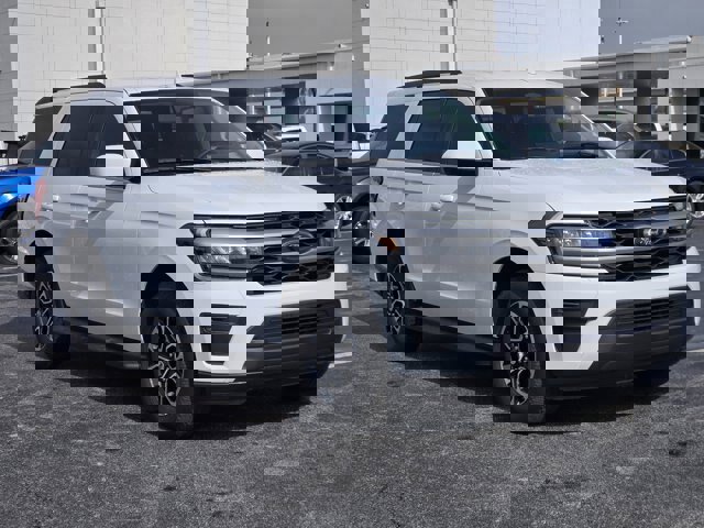 Certified 2024 Ford Expedition XLT RWD image 3