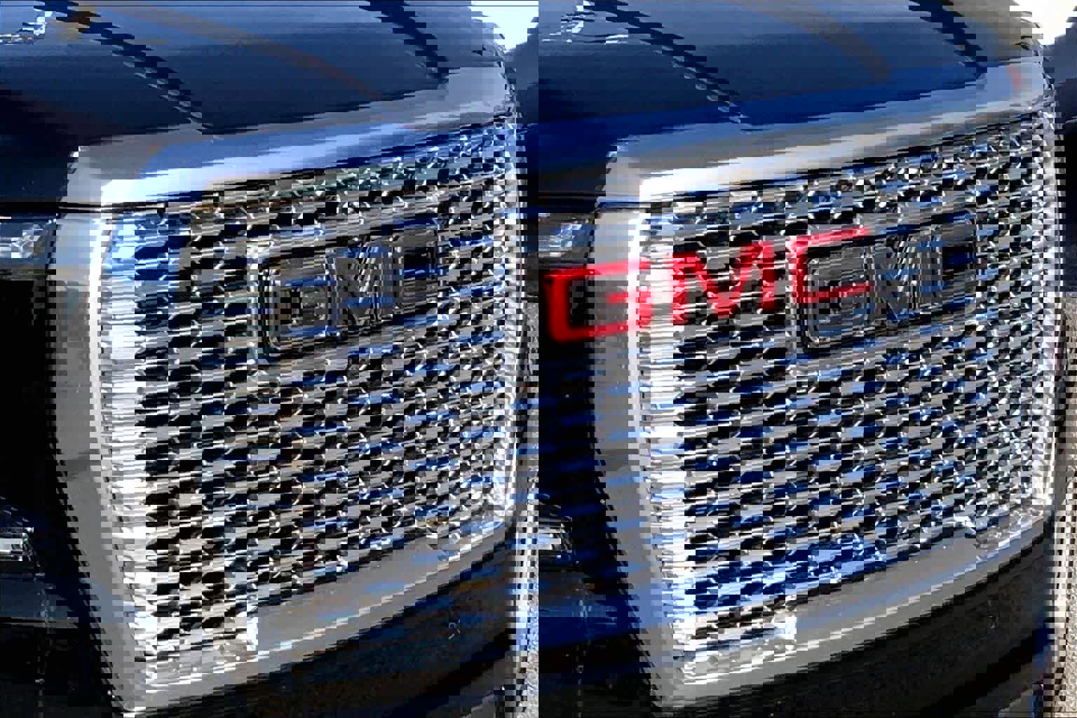 Used 2022 GMC Yukon XL Denali w/ Denali Premium Package image 25