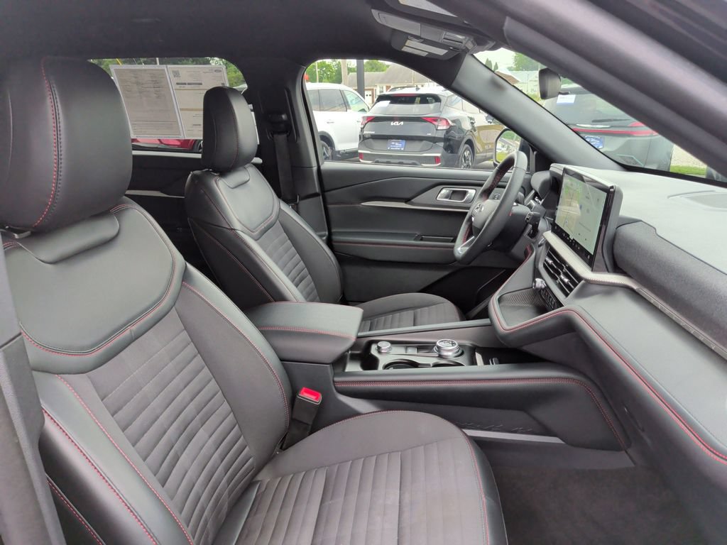 Certified 2025 Ford Explorer ST-Line w/ ST-Line Street Pack AWD/4WD image 16