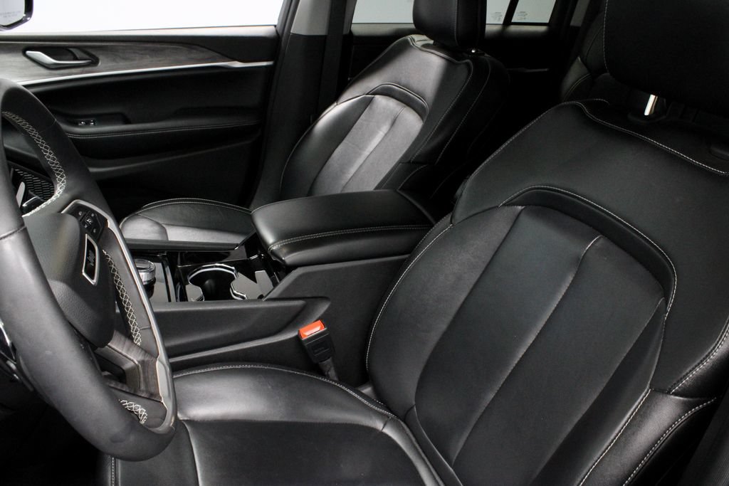 Used 2023 Jeep Grand Cherokee Limited w/ Black Appearance Package AWD/4WD image 23