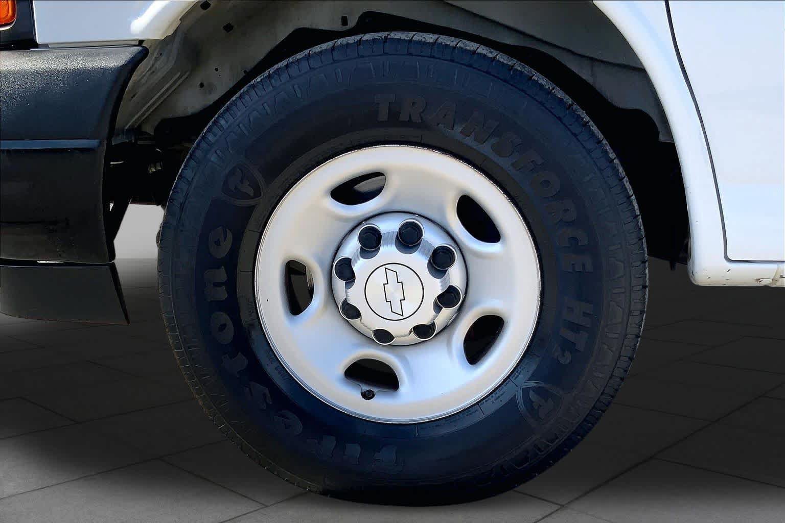 Used 2019 Chevrolet Express 2500 Extended RWD image 10