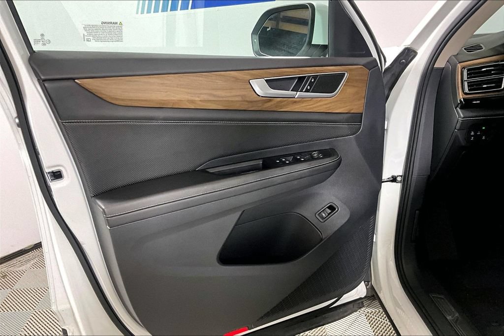 Used 2025 Volkswagen Atlas SE FWD image 18