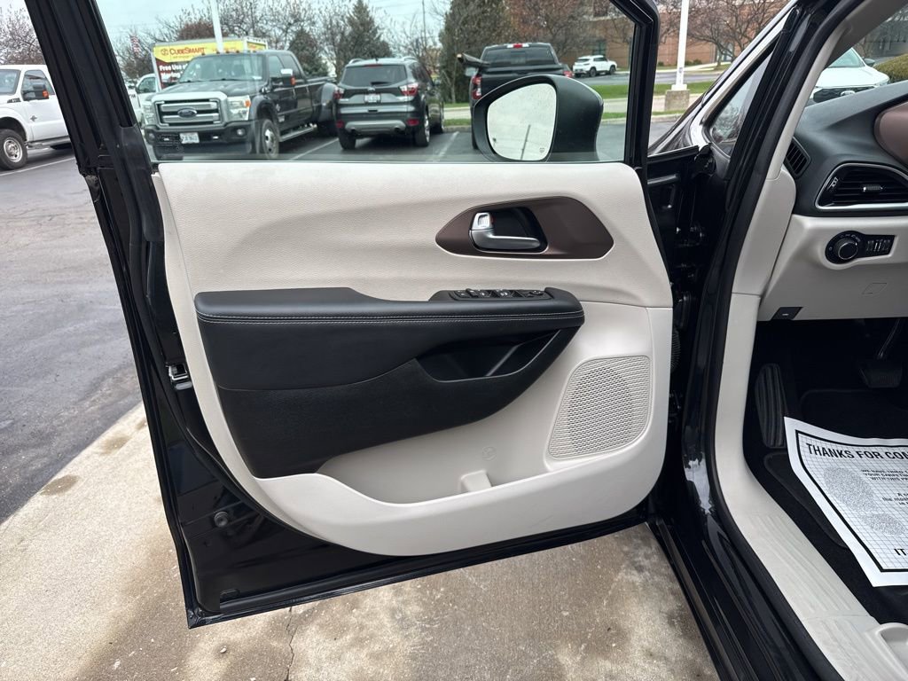 Used 2023 Chrysler Voyager LX image 15