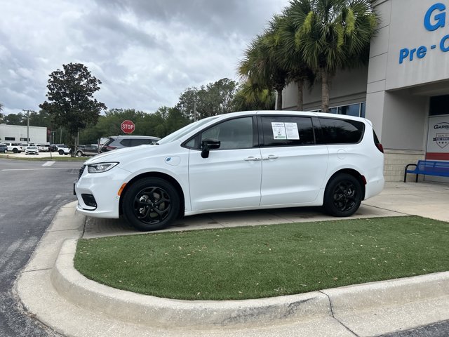 Used 2024 Chrysler Pacifica Limited FWD image 16