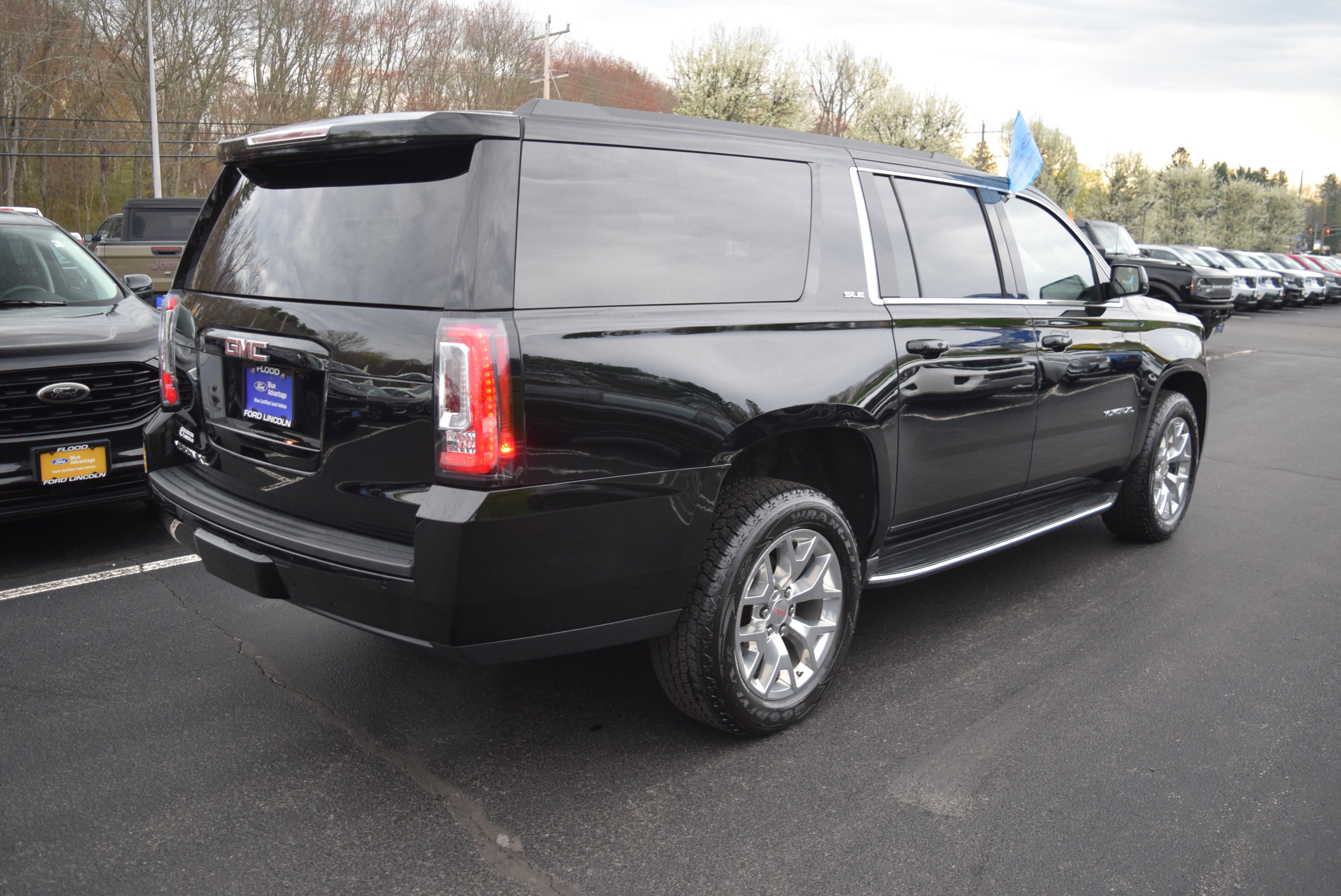 Used 2019 GMC Yukon XL SLE w/ SLE Value Package image 4