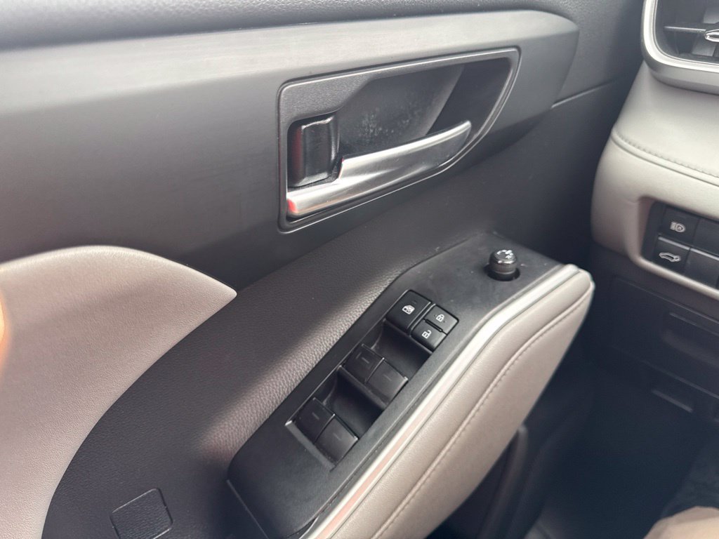 Used 2021 Toyota Highlander XLE AWD/4WD image 28