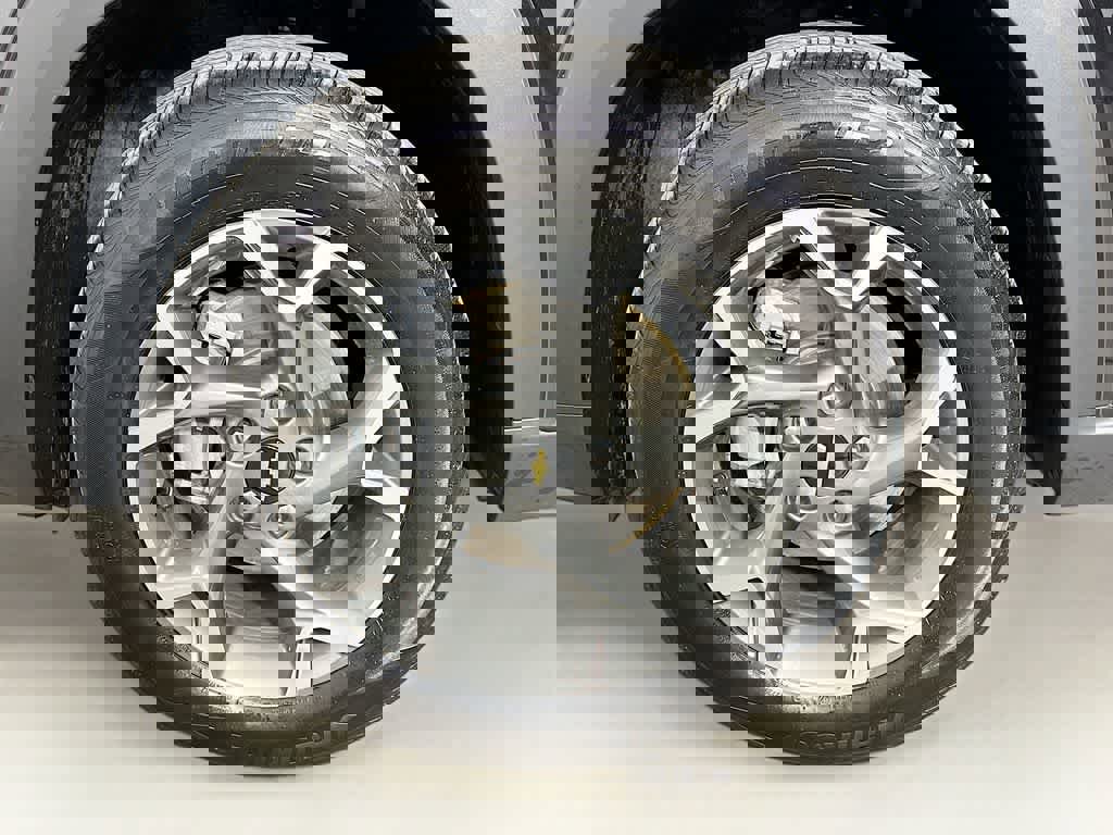 Used 2025 Chevrolet Trax LT w/ LT Convenience Package image 11