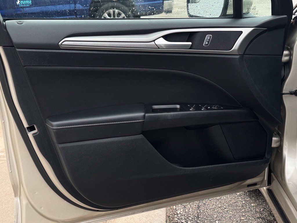Certified 2017 Ford Fusion SE w/ Fusion SE Technology Package FWD image 8