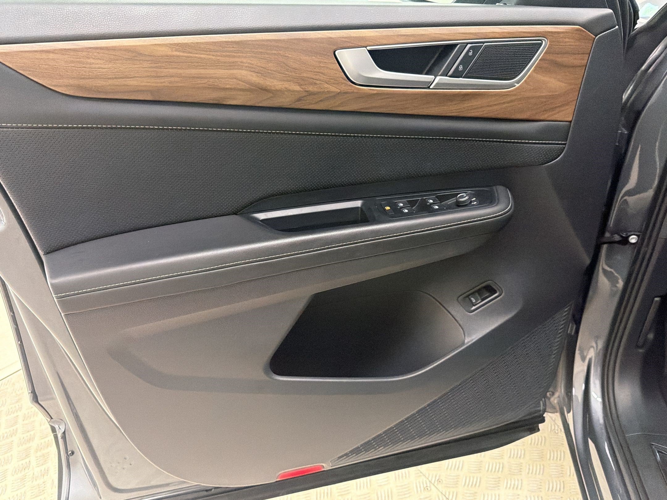 Used 2025 Volkswagen Atlas SE FWD image 14