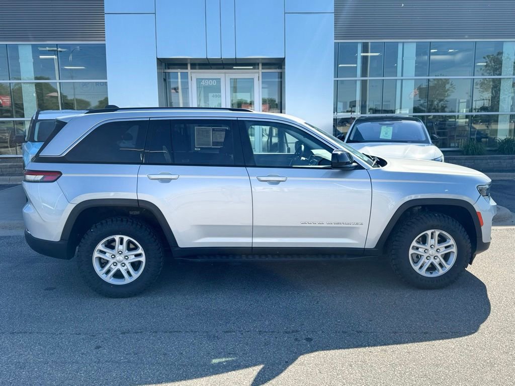 Used 2023 Jeep Grand Cherokee Laredo AWD/4WD image 40