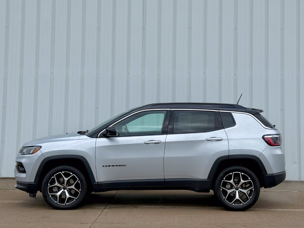 Used 2025 Jeep Compass Limited AWD/4WD image 3